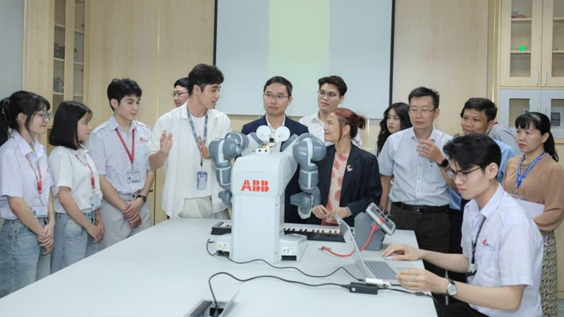 Sinh viên trường Công nghiệp TP. HCM được trải nghiệm môi trường học hiện đại