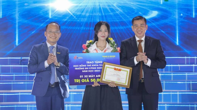 Đại học Công nghiệp TP. HCM trao học bổng cho tân sinh viên