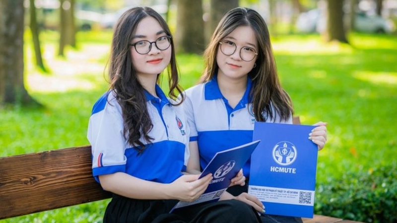 Sinh viên có thể đến Phòng Tài vụ (lầu 2, dãy A) để thanh toán học phí trực tiếp trong giờ hành chính.