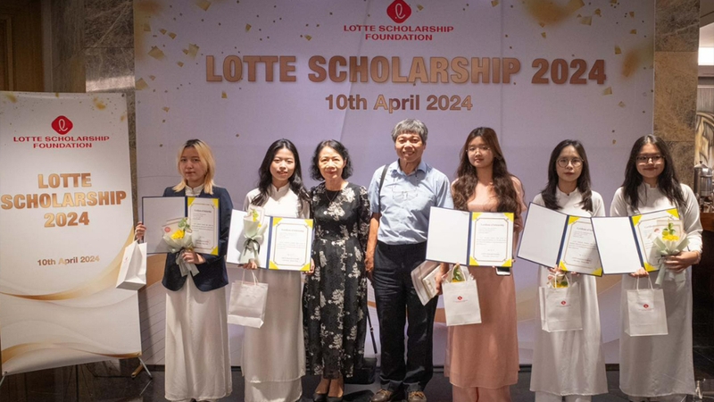 Sinh viên Đại học Thăng Long nhận học bổng LOTTE
