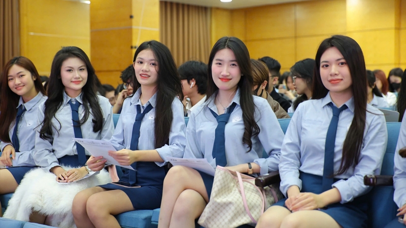 Sinh viên DAV nổi bật với phong cách thanh lịch và tự tin