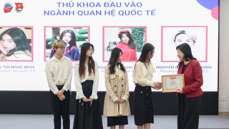 Tân sinh viên Học viện Ngoại giao nhận Học bổng đầu vào