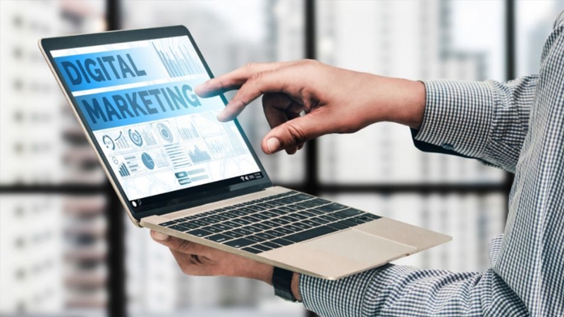 Chuyên viên Digital Marketing chịu trách nhiệm trên nền tảng số