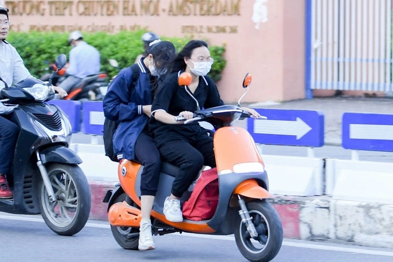 Học sinh đi xe đạp điện không đội mũ bảo hiểm - 04