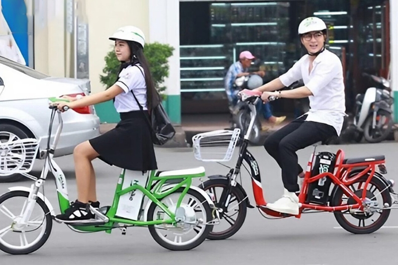 Học sinh đi xe đạp điện không đội mũ bảo hiểm - 06