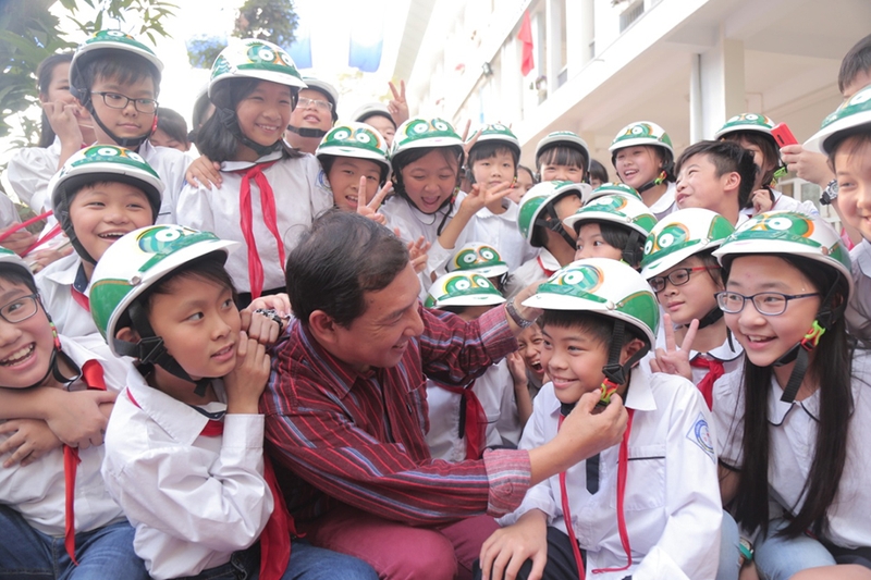 Học sinh đi xe đạp điện không đội mũ bảo hiểm - 07