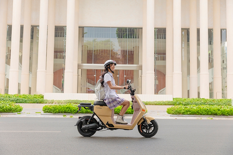 Học sinh đi xe đạp điện không đội mũ bảo hiểm - 09