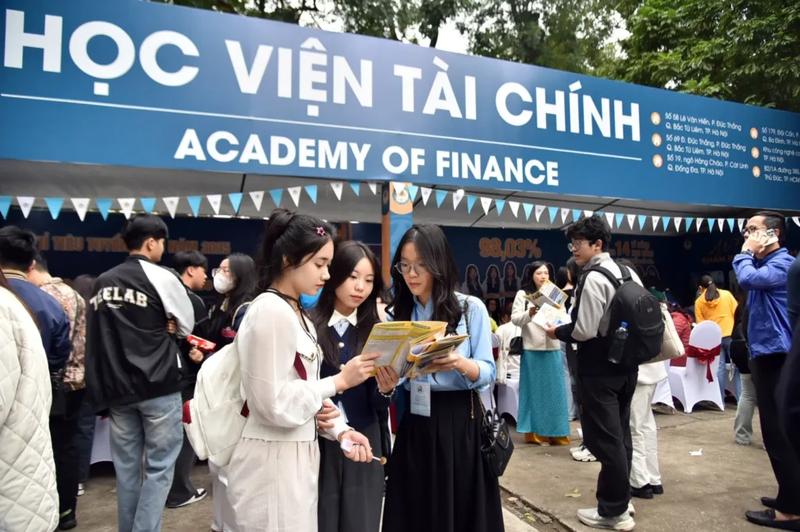 so sanh hoc phi hoc vien tai chinh 2025 voi nam truoc