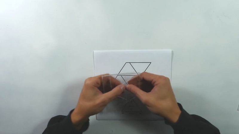 Bước 2: Cắt nhựa từ vỏ đĩa CD