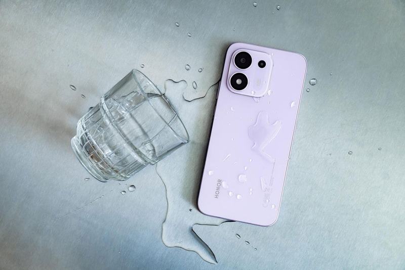 HONOR 600S đạt bộ ba chuẩn IP68, IP69 và IP69K, giúp hạn chế rủi ro khi thiết bị tiếp xúc với nước.