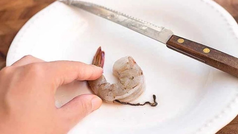 Cách rút chỉ tôm đơn giản