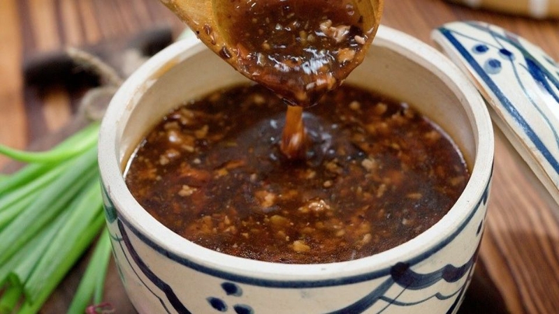 Làm nước sốt hủ tiếu xào kiểu Thái