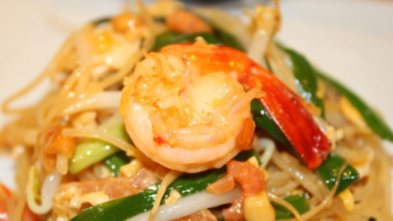 Nấu hủ tiếu Thái