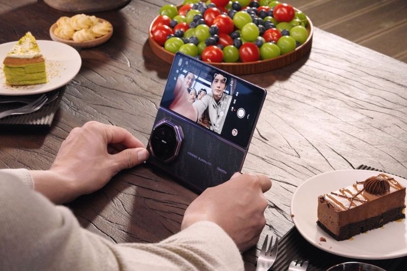 Thiết kế gập ba mở rộng cách sử dụng camera và nội dung trên màn hình.