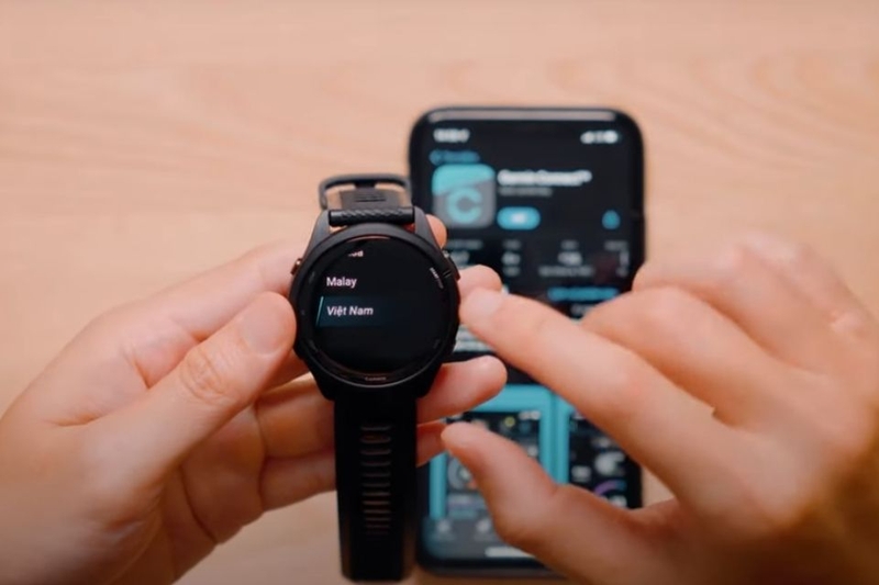 Để khởi động đồng hồ Garmin 265, bạn chỉ cần nhấn và giữ nút Light
