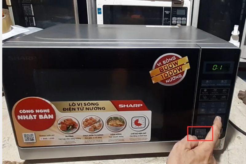 Hướng dẫn d&ugrave;ng l&ograve; vi s&oacute;ng Sharp 800W (12)