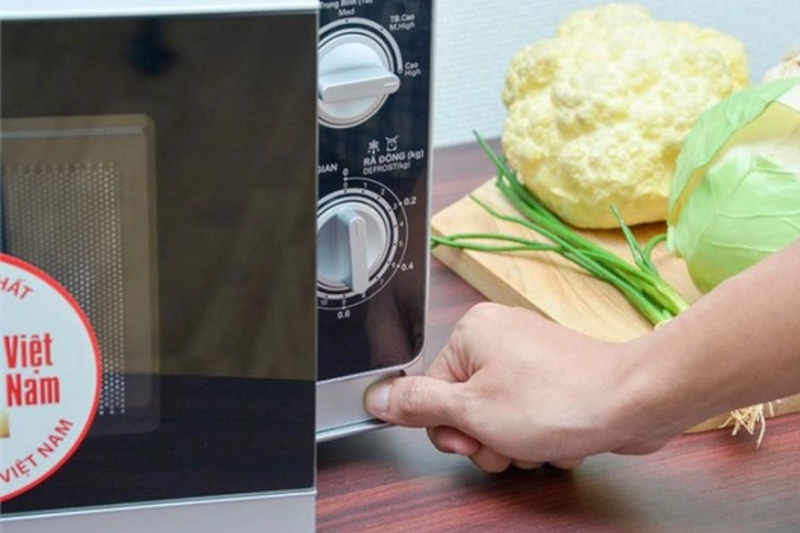 Hướng dẫn d&ugrave;ng l&ograve; vi s&oacute;ng Sharp 800W (2)