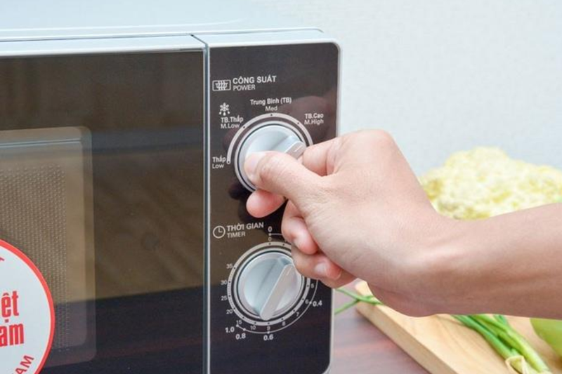 Hướng dẫn d&ugrave;ng l&ograve; vi s&oacute;ng Sharp 800W (3)