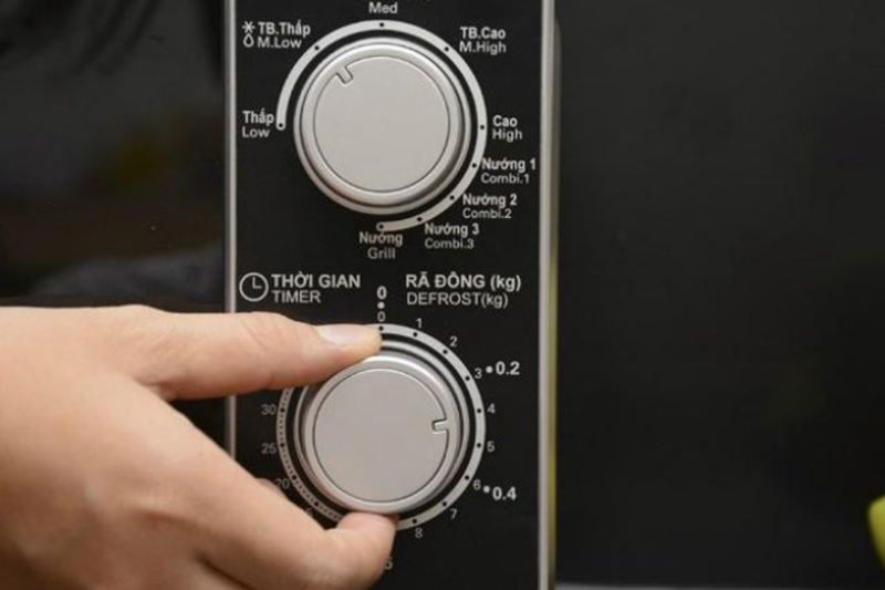 Hướng dẫn d&ugrave;ng l&ograve; vi s&oacute;ng Sharp 800W (6)