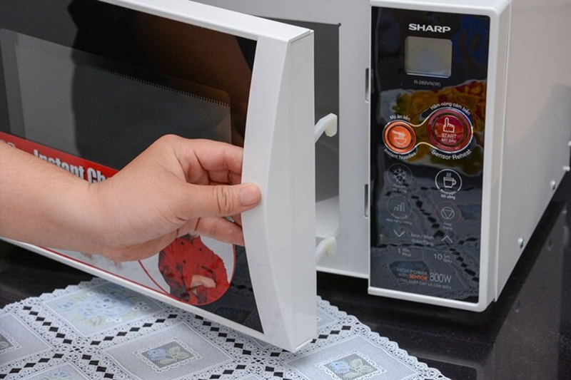 Hướng dẫn d&ugrave;ng l&ograve; vi s&oacute;ng Sharp 800W (7)
