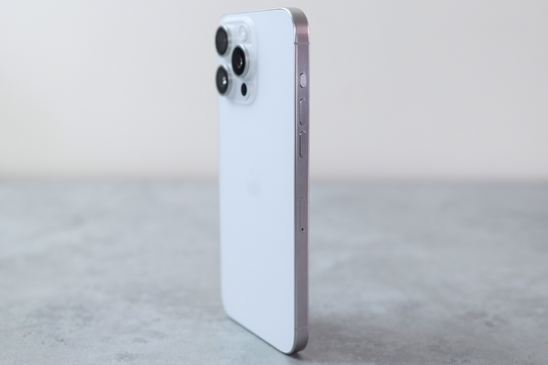 iPhone 15 Pro Max bản Mỹ có khe SIM không 6.png
