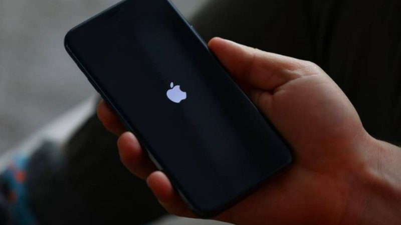 iPhone 15 Pro Max đang dùng bị sập nguồn 1