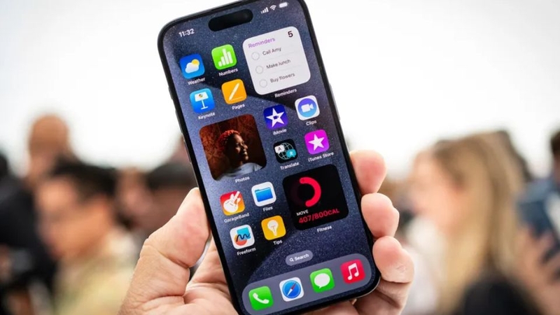 iPhone 15 Pro Max đang dùng bị sập nguồn 2