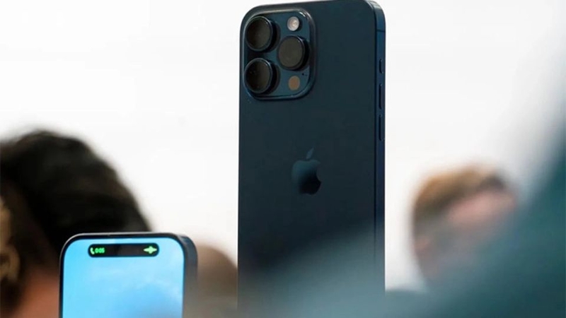 iPhone 15 Pro Max đang dùng bị sập nguồn 3