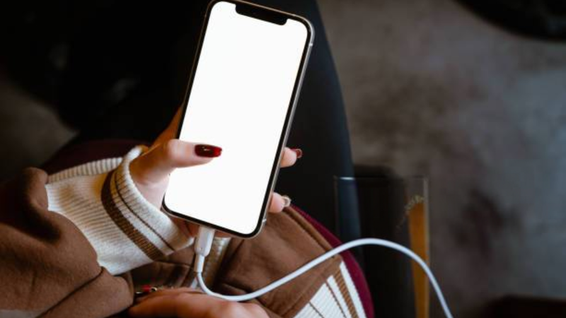 iPhone bị loạn cảm ứng khi sạc hình 1.png