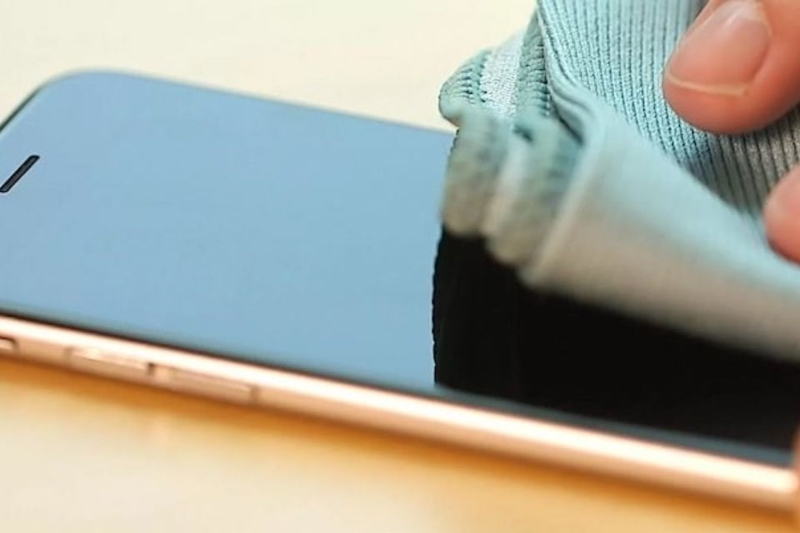 Vệ sinh sạch sẽ mic iPhone đúng cách