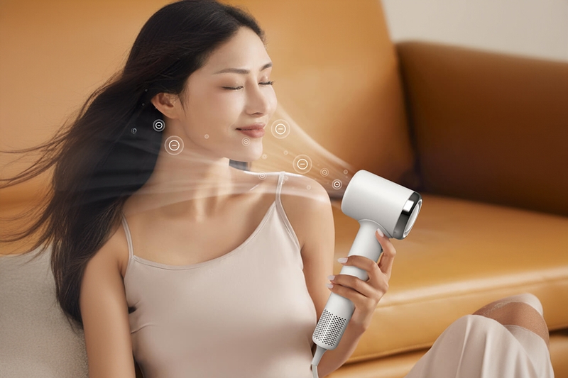 Máy sấy tóc hiện đại thường tích hợp công nghệ ion, sử dụng ion dương để giảm tĩnh điện và làm mượt tóc