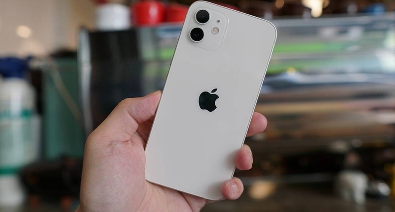 So sánh Samsung Galaxy A56 và iPhone 12 2