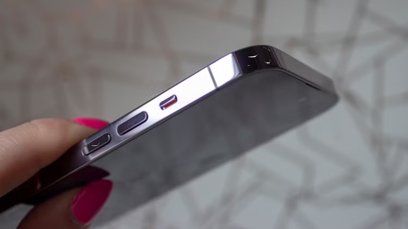 Lớp phủ titan dễ bong tróc khi va chạm nhẹ