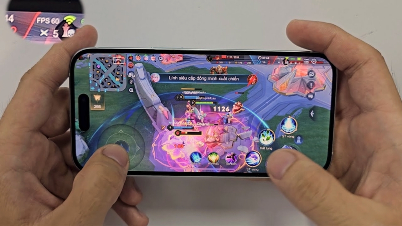 Máy quá nóng khiến hiệu năng bị hạ tự động  Khi chơi Liên Quân trong thời gian dài, iPhone 14 Pro Max dễ bị nóng lên, nhất là ở khu vực cụm camera và khung viền. Để bảo vệ linh kiện bên trong, hệ thống sẽ tự động hạ hiệu năng, dẫn đến tình trạng tụt FPS, giật hình hoặc thao tác phản hồi chậm, khiến trải nghiệm chơi game kém mượt mà hơn