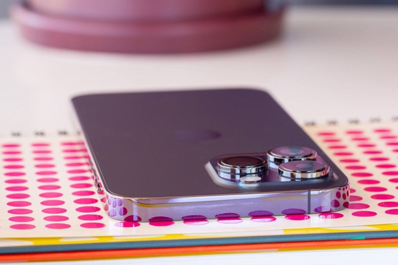 Giữ iPhone ở nơi thông thoáng khi sạc giúp hạn chế tình trạng nhiệt độ tăng cao