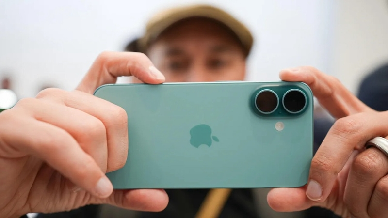 iphone 16 màu xanh mòng két hình 5