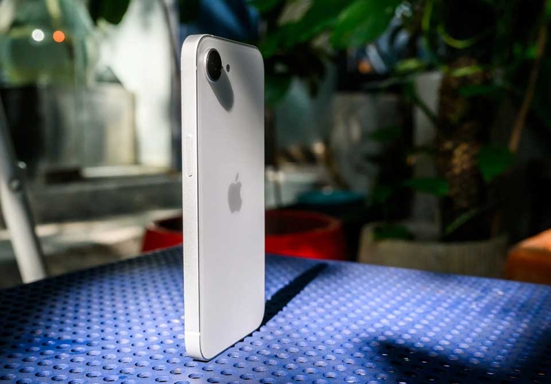 Combo iPhone 16e và MacBook Air M2 2024 - 04