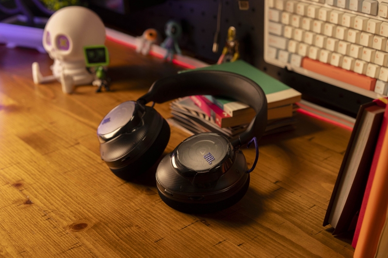 JBL Quantum 520 có micro tháo rời, giúp tai nghe gọn gàng hơn khi nghe nhạc hoặc giải trí.