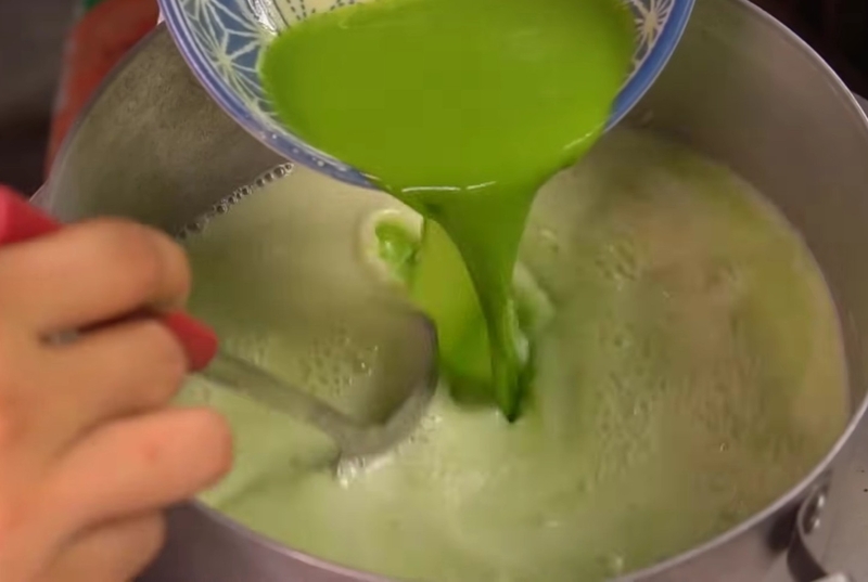 kem chuối lá dứa hình 8