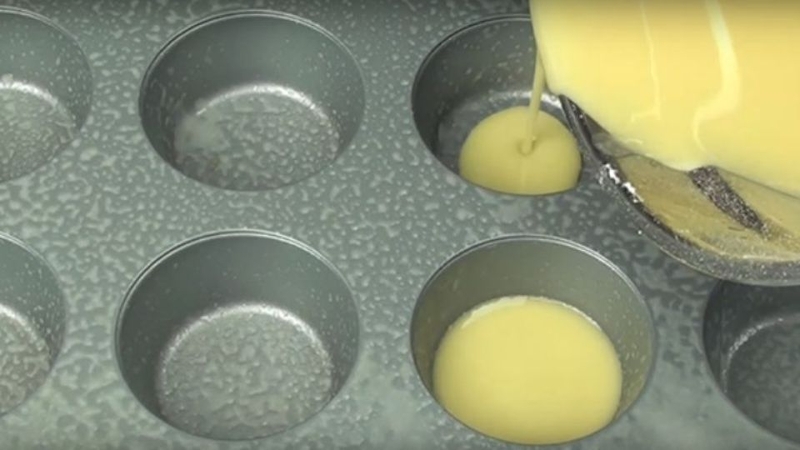Đổ socola trắng vào khuôn