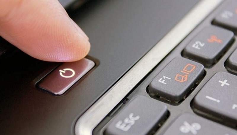 Khởi động laptop để hai thiết bị đồng bộ