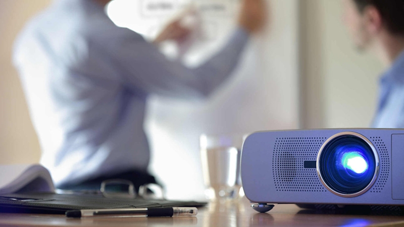 Bật nguồn máy chiếu để sẵn sàng kết nối