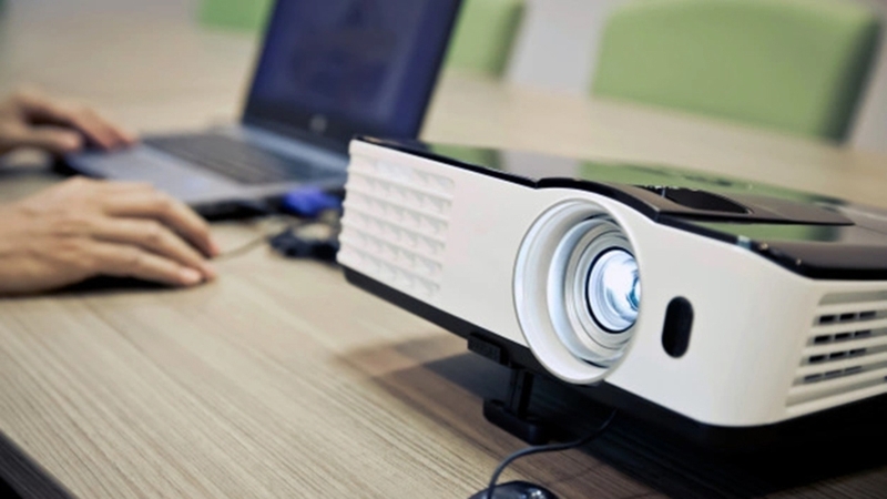 Lưu ý khi kết nối máy chiếu với laptop