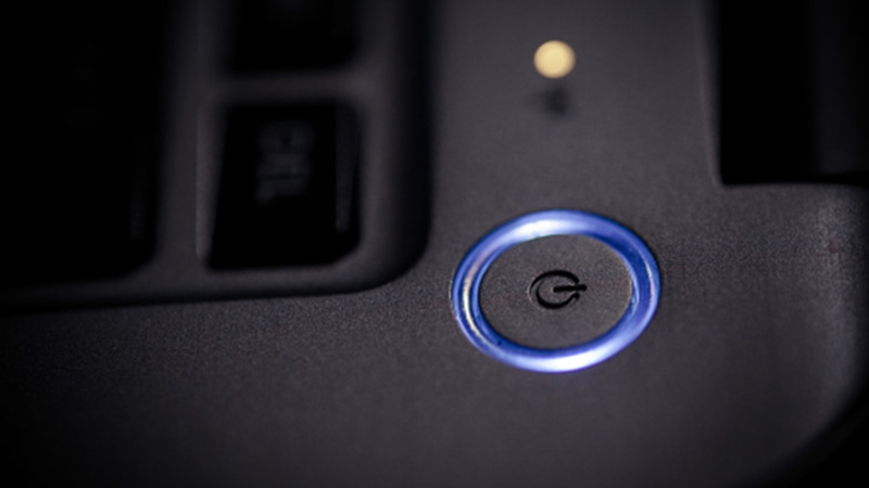 Khởi động laptop để kết nối tín hiệu giữa máy chiếu và thiết bị