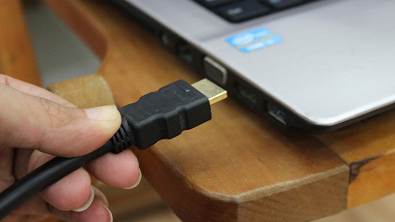 Cắm một đầu vào cổng HDMI trên laptop