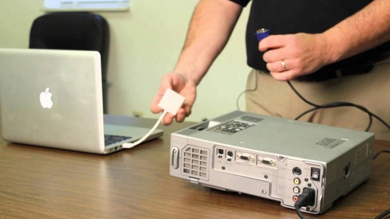 Cắm đầu còn lại của dây vào cổng HDMI trên máy chiếu