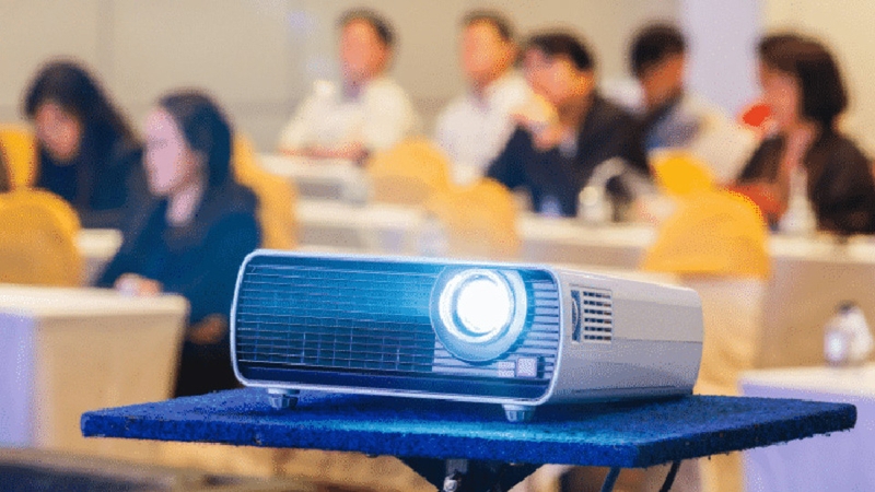 Bật máy chiếu đảm bảo sẵn sàng hoạt động