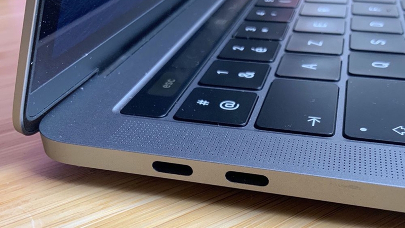 Kết nối một đầu cáp USB-C vào laptop và cổng trên máy chiếu