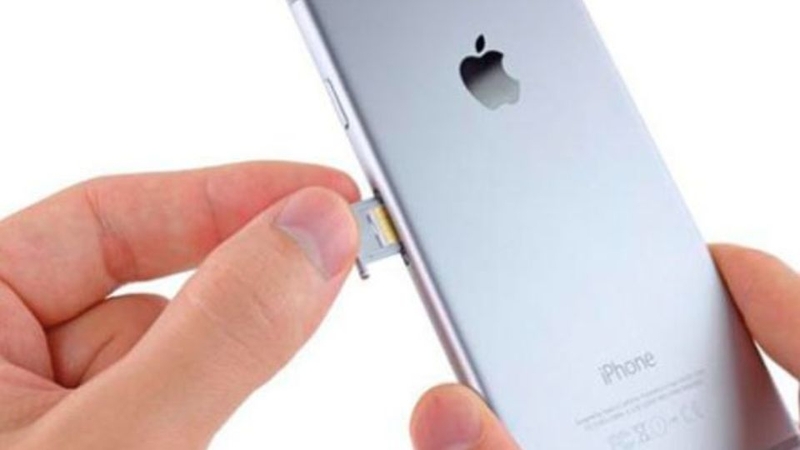 Khay sim bị cong hoặc hư hỏng cơ học