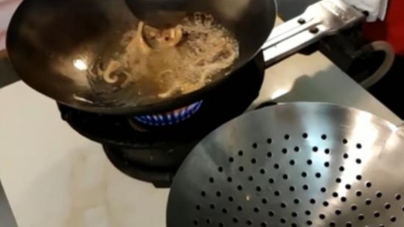 Bước 3: Chiên khô cá đuối